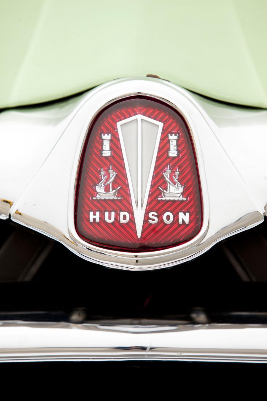 Логотип Hudson Hornet Sedan (7С) 1953 года  (фото 9 из 22)